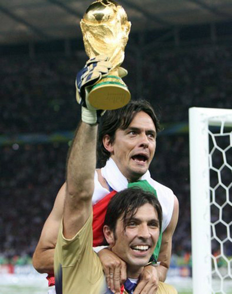 Mondiale 2006 (111).jpg - epa00768111 Italian goalkeeper Gianluigi Buffon (front) and Filippo Inzaghi celebrate the World Cup during the ceremony after the final of the 2006 FIFA World Cup between Italy and France at the Olympic Stadium in Berlin, Germany, Sunday 09 July 2006. Italy won after extra time (1-1) on penalty shoot-out 5-3. EPA/BERND WEISSBROD +++ Mobile Services OUT +++ Please refer to FIFA's Terms and Conditions.